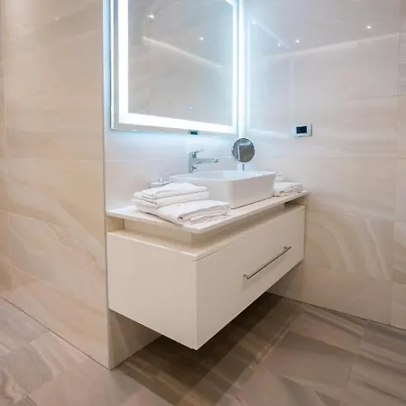 Elais Luxury